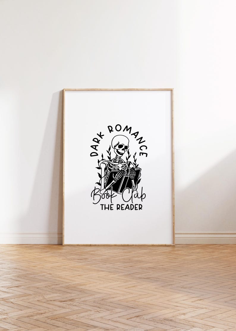 Puede incluir: Ilustraci&oacute;n en blanco y negro de un esqueleto leyendo un libro con el texto "Dark Romance Book Club The Reader" en un c&iacute;rculo alrededor del esqueleto.