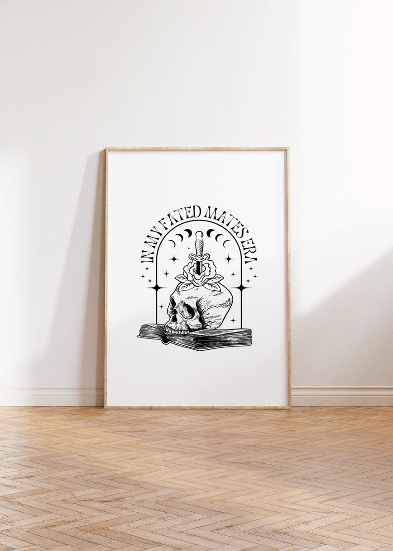 Puede incluir: Ilustraci&oacute;n en blanco y negro de una calavera con una daga atravesando una rosa, descansando sobre un libro. El texto "In My Fated Mates Era" rodea la imagen.