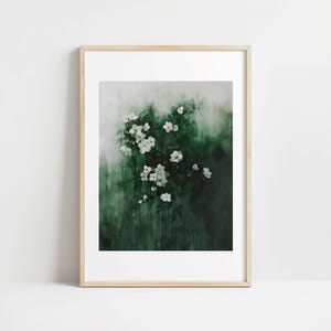 Minimalistischer schwermütiger weißer Blumen-Wand-Kunstdruck, elegantes botanisches Wanddekor, tiefgrünes Blumenporträt, ruhiges üppiges Natur-Plakat
