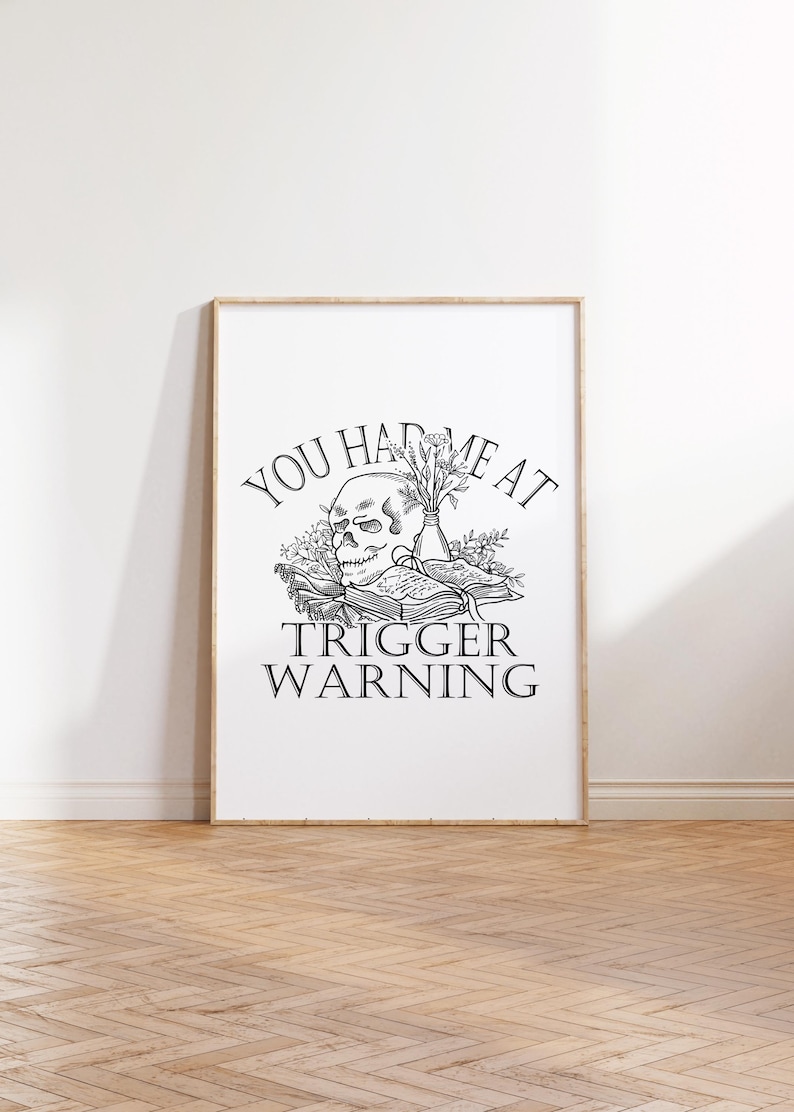 Puede incluir: Una ilustraci&oacute;n en blanco y negro de una calavera con flores en un jarr&oacute;n, con el texto "You had me at trigger warning".