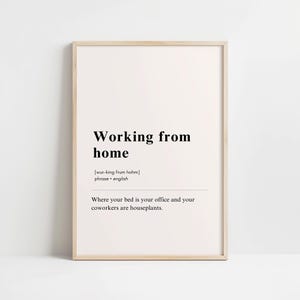 Może przedstawiać: Oprawiony wydruk z napisem "Working from home" pogrubioną, czarną czcionką. Wydruk zawiera wymowę fonetyczną i definicję. Na dole wydruku widnieje napis: "Where your bed is your office and your coworkers are houseplants."
