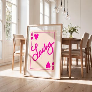 Arte de parede da Rainha de Copas da Sorte | Impressão de carta de baralho rosa choque | Decoração de cassino Coquette | Pôster feminino de Las Vegas | Arte para impressão da Garota da Sorte