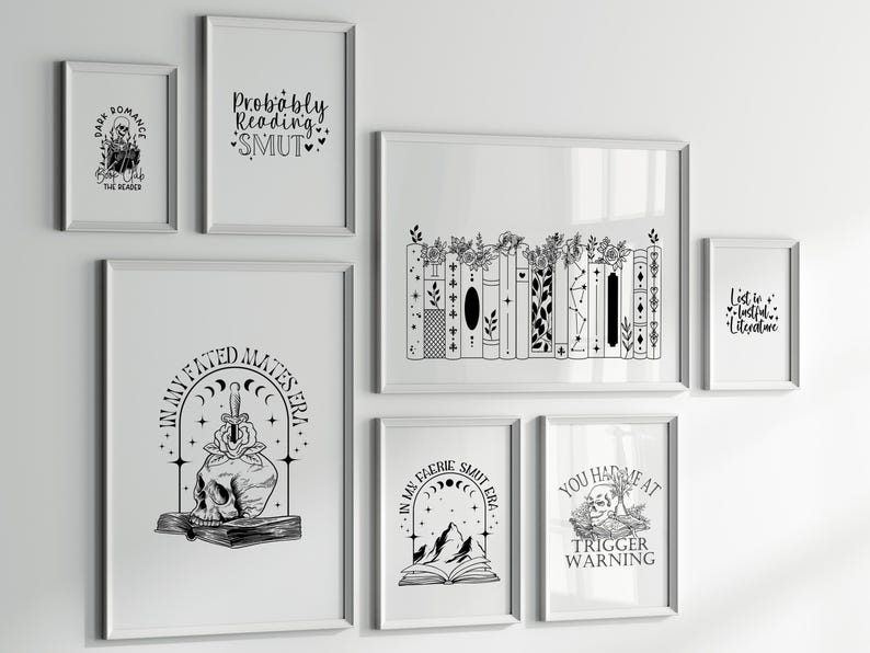 Puede incluir: Un conjunto de 8 impresiones de arte de pared imprimibles en blanco y negro con varias citas e ilustraciones sobre libros. Las impresiones presentan citas como "Probably Reading Smut", "In My Fated Mates Era", "In My Faerie Smut Era", "You Had Me At Trigger Warning", "Dark Romance Book Club" y "Lost in Twisted Literature".