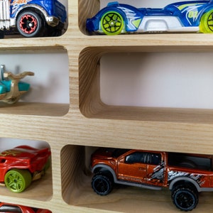 Regal für Spielzeugautos Monster Truck Form, Kinderzimmer-Dekor, Holzspielzeug-Ausstellungsständer, Kinderregal, Lokal bezogenes Holz image 9