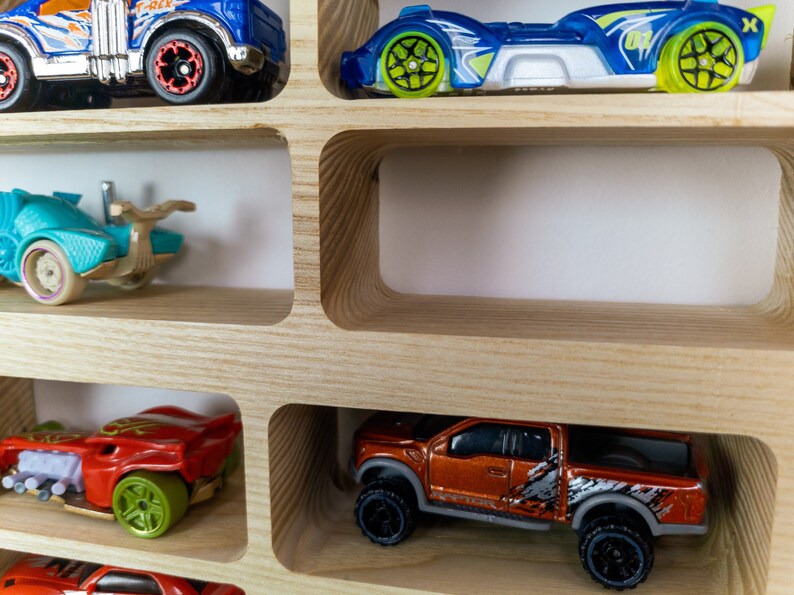 Regal für Spielzeugautos Monster Truck Form, Kinderzimmer-Dekor, Holzspielzeug-Ausstellungsständer, Kinderregal, Lokal bezogenes Holz image 9