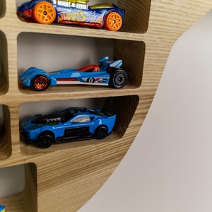 Regal für Spielzeugautos Monster Truck Form, Kinderzimmer-Dekor, Holzspielzeug-Ausstellungsständer, Kinderregal, Lokal bezogenes Holz image 10