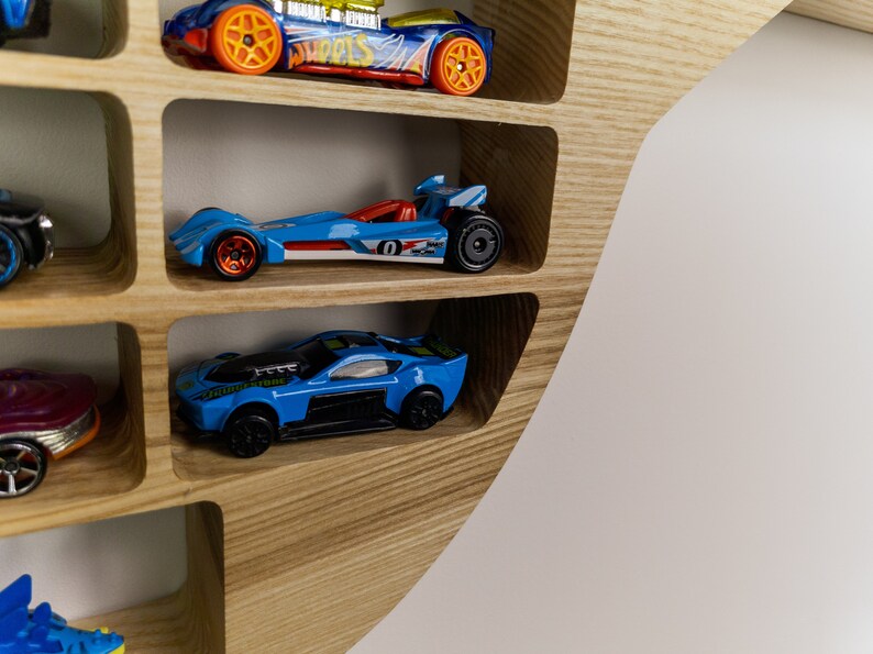 Regal für Spielzeugautos Monster Truck Form, Kinderzimmer-Dekor, Holzspielzeug-Ausstellungsständer, Kinderregal, Lokal bezogenes Holz image 10