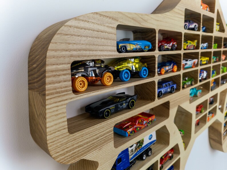 Regal für Spielzeugautos Monster Truck Form, Kinderzimmer-Dekor, Holzspielzeug-Ausstellungsständer, Kinderregal, Lokal bezogenes Holz image 8