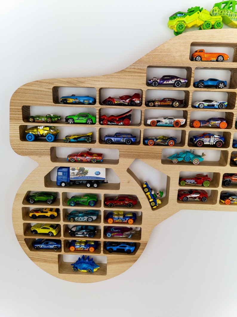 Regal für Spielzeugautos Monster Truck Form, Kinderzimmer-Dekor, Holzspielzeug-Ausstellungsständer, Kinderregal, Lokal bezogenes Holz image 1