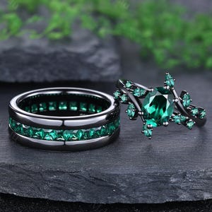 Ensemble de bagues pour couple émeraude gothique Alliances assorties en or noir Bagues pour lui et pour elle émeraude inspirée de la nature Ensemble de bagues de fiançailles uniques