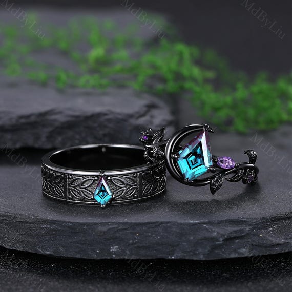 Gothic Black Gold Alexandrite Couples Ring Set Moon & Leaf Engraved Couples Rings Kite Alexandrite Engagement Rings Nature-Inspired Ring