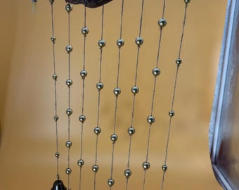 Campana protectora de bruja con cascabeles y madera flotante natural – Sonic Reset Decor