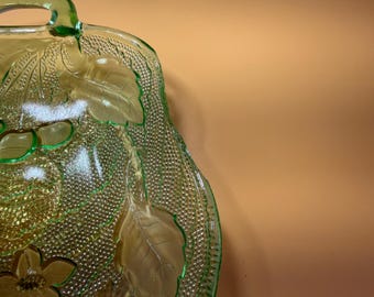 Plato vintage de vidrio de uranio verde