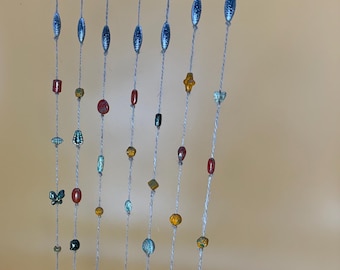 Campana protectora de bruja con madera natural y cuentas