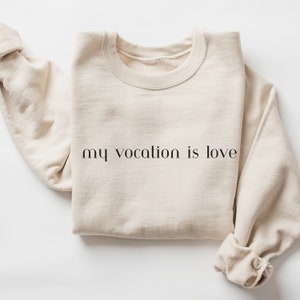 Katholischer Rundhalsausschnitt My Vokation ist Liebe Sweatshirt St. Therese von Lisieux Zitat Minimalistische katholische Kleidung katholische Mutter Geschenkidee für Sie