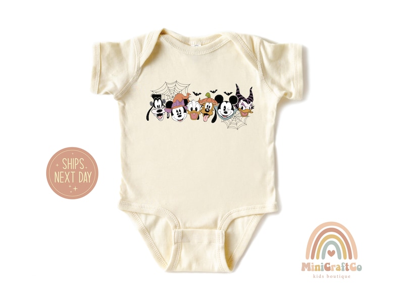 K&ouml;nnte beinhalten: Ein cremefarbener Baby-Strampler mit einem Halloween-Motiv, das Mickey Mouse, Minnie Mouse, Goofy, Pluto und Maleficent zeigt. Die Figuren sind in einer Reihe angeordnet, mit einem Spinnennetz und Flederm&auml;usen im Hintergrund.