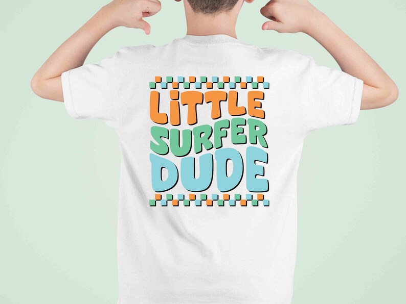 K&ouml;nnte beinhalten: Wei&szlig;es T-Shirt mit dem Text "little surfer dude" in bunten Blockbuchstaben.