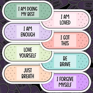 Könnte beinhalten: Satz von 8 bunten Pflaster-förmigen Aufklebern mit positiven Affirmationen. Die Aufkleber zeigen Sätze wie "Ich gebe mein Bestes", "Ich bin genug", "Liebe dich selbst", "Ich vergebe mir selbst", "Ich bin geliebt", "Ich schaffe das", "Sei mutig" und "Atme einfach".