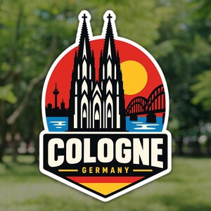 Könnte beinhalten: Ein Aufkleber mit einer grafischen Darstellung des Kölner Doms, der Hohenzollernbrücke und eines Fernsehturms vor einem roten Himmel mit gelber Sonne. Der Text COLOGNE und GERMANY ist in Weiß und Gelb auf schwarzem Grund gedruckt.