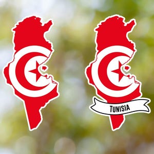 Peut inclure: Une silhouette rouge de la Tunisie avec un cercle blanc contenant une étoile rouge et un croissant de lune rouge au centre. Le texte "Tunisie" est écrit sur un ruban blanc sous la silhouette.