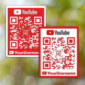 Puede incluir: Dos pegatinas cuadradas blancas con bordes rojos. Cada pegatina tiene un logotipo de YouTube rojo, un código QR rojo con el texto "SCAN ME" en su interior y el texto "YourUsername" debajo del código QR.