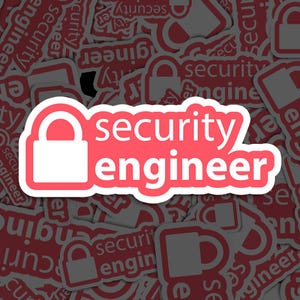 Könnte beinhalten: Ein rosa-weißer Aufkleber mit einem Schlosssymbol und dem Text "security engineer". Der Aufkleber ist von anderen Aufklebern mit demselben Text und Symbol umgeben.