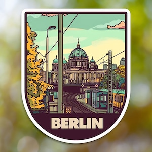 Puede incluir: Una pegatina de estilo vintage con una ilustración colorida de la Catedral de Berlín y una vía de tren con un tren en primer plano. La pegatina tiene un borde blanco y la palabra "BERLIN" en letras blancas y negritas en la parte inferior.