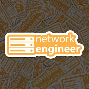 Könnte beinhalten: Ein Aufkleber mit gelbem Hintergrund und weißem Text, der "network engineer" lautet. Der Aufkleber zeigt außerdem ein stilisiertes Bild eines Serverracks mit drei horizontalen Linien und drei weißen Punkten.