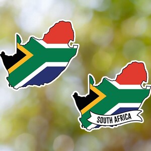 Op de afbeelding: Twee omtrekkaarten van Zuid-Afrika met de kleuren van de Zuid-Afrikaanse vlag. De bovenste kaart is simpel, terwijl de onderste kaart de tekst "SOUTH AFRICA" op een wit lint heeft.