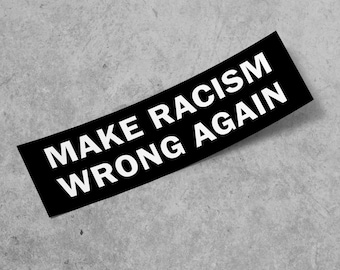 Puede incluir: Pegatina en blanco y negro con el texto "Make Racism Wrong Again" impreso en blanco sobre un fondo negro.