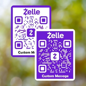 Puede incluir: Dos pegatinas cuadradas de color morado y blanco con un código QR y el texto "Zelle" y "Mensaje personalizado".