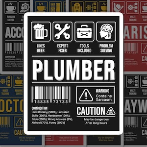 Peut inclure: Un autocollant noir et blanc avec le mot "PLUMBER" en blanc. Il comprend des icônes de bière, d'outils et de réflexion, ainsi que le texte "Warning: Contains Sarcasm". Un code-barres et le mot "CAUTION" sont également présents.