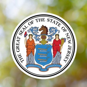 Può includere: Il Grande Sigillo dello Stato del New Jersey presenta un cavallo bianco, due donne e uno scudo con tre remi incrociati. Il sigillo è circondato da un cerchio nero con le parole "The Great Seal of the State of New Jersey" e "Liberty and Prosperity 1776".