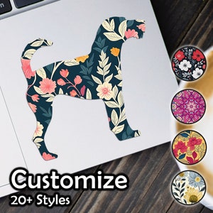 Può includere: Un adesivo a forma di cane con un motivo floreale blu navy, rosa, crema e giallo. L'adesivo è su un laptop. L'immagine mostra anche diversi disegni rotondi con motivi floreali e mandala. Il testo "Customize 20+ Styles" è in basso.