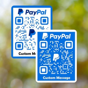 Puede incluir: Dos pegatinas de código QR de PayPal azules y blancas. Cada pegatina tiene el logotipo de PayPal, un código QR y las palabras "Custom Message" en la parte inferior. Las pegatinas son rectangulares con esquinas redondeadas.