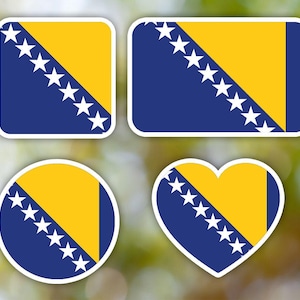 Può includere: Quattro adesivi di forme diverse con la bandiera della Bosnia ed Erzegovina. La bandiera è blu con un triangolo giallo e stelle bianche.