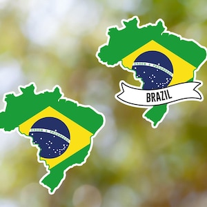 Puede incluir: Dos mapas de contorno de Brasil con los colores de la bandera brasileña, verde, amarillo y azul. La bandera tiene el texto "Ordem e Progresso" y un círculo de estrellas. El mapa superior tiene la palabra "Brasil" en una pancarta blanca.