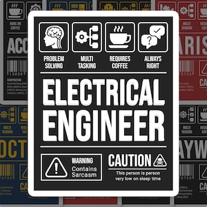 Puede incluir: Un letrero en blanco y negro con la frase "ELECTRICAL ENGINEER" e iconos que representan la resolución de problemas, la multitarea, el café y tener siempre la razón. El letrero también incluye una advertencia sobre el sarcasmo y una precaución sobre la falta de sueño.