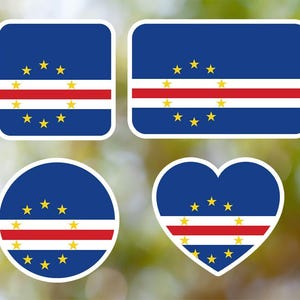 Può includere: Quattro adesivi di forme diverse con la bandiera di Capo Verde. La bandiera è blu con una striscia orizzontale rossa e dieci stelle gialle.