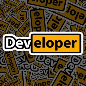 Puede incluir: Una pegatina amarilla y negra con la palabra "Developer" escrita en letras negras en negrita. La pegatina está rodeada de otras pegatinas con la palabra "Developer" escrita en ellas en varios tamaños y orientaciones.