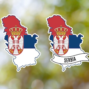 Pode incluir: Um contorno branco do país da Sérvia com a bandeira sérvia no seu interior. A bandeira é vermelha, azul e branca com o brasão de armas sérvio no centro. O texto "SERBIA" está escrito numa faixa branca abaixo da bandeira.