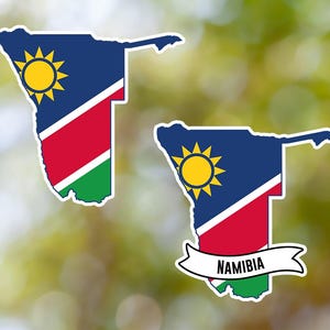 Könnte beinhalten: Zwei Umrisse von Namibia mit den Farben der namibischen Flagge. Die obere Karte ist schlicht, während die untere Karte das Wort "NAMIBIA" auf einem weißen Band trägt.