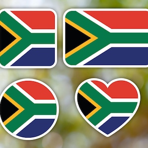 Puede incluir: Cuatro pegatinas de diferentes formas con la bandera de Sudáfrica. La bandera es roja, amarilla, verde, negra y azul. Las pegatinas tienen forma de cuadrado, rectángulo, círculo y corazón.