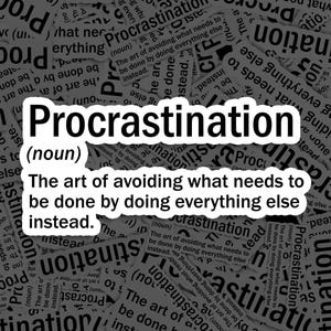 Op de afbeelding: Een witte sticker met het woord "Procrastination" in vette zwarte letters. Hieronder staat de definitie: "De kunst om te vermijden wat gedaan moet worden door in plaats daarvan al het andere te doen." De achtergrond is een collage van vergelijkbare tekst.