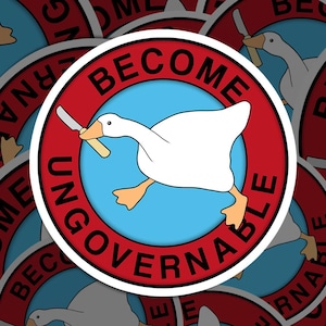 Könnte beinhalten: Ein Aufkleber mit einer weißen Gans mit orangefarbenen Füßen und einem Messer im Schnabel, vor einem hellblauen Kreis. Der Kreis ist von einem roten Ring mit den Worten "BECOME UNGOVERNABLE" umgeben. Weißer Rand.