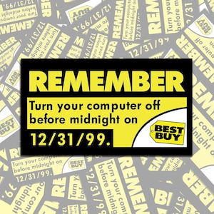 Può includere: Un adesivo giallo e nero con il testo "REMEMBER Turn your computer off before midnight on 12/31/99." L'adesivo ha un logo Best Buy nell'angolo in basso a destra.
