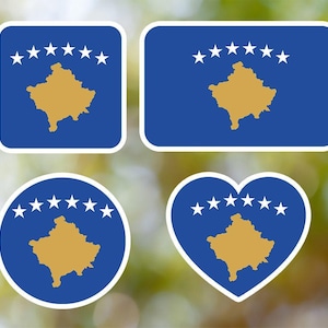 Può includere: Quattro adesivi diversi con la bandiera del Kosovo. La bandiera è blu con un contorno dorato della mappa del paese e sei stelle dorate in un cerchio sopra la mappa. Gli adesivi sono a forma di quadrato, rettangolo, cerchio e cuore.