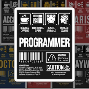 Può includere: Un adesivo in bianco e nero con la parola "PROGRAMMER" in grassetto. L'adesivo include icone per caffè, elettronica, una sveglia e un cervello. Il testo sull'adesivo include "Requires Caffeine" e "Warning: Contains Sarcasm."