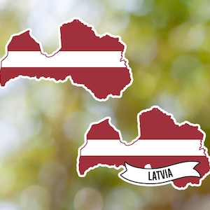 Puede incluir: Dos mapas de contorno de Letonia rellenos con los colores de la bandera letona, rojo y blanco. El mapa de abajo tiene la palabra "LATVIA" escrita en una pancarta debajo.