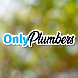Op de afbeelding: Een logo voor een loodgietersbedrijf genaamd "Only Plumbers" met het woord "Only" in blauw en het woord "Plumbers" in zwart.